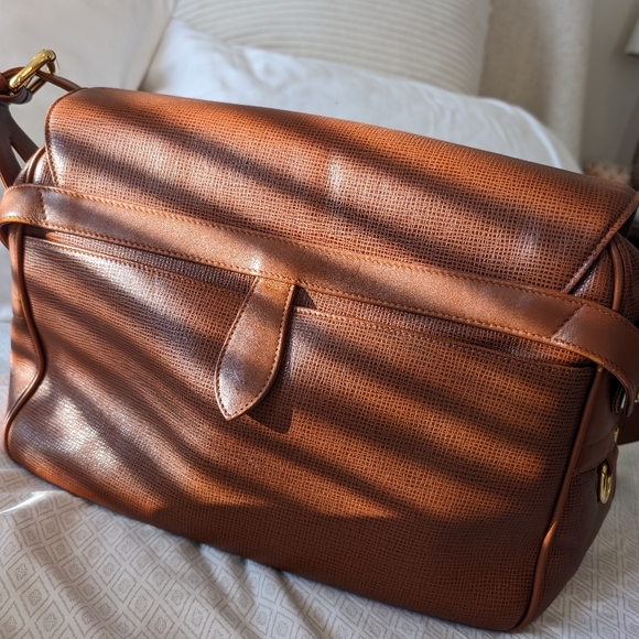 Huntington World Shoulder Bag - Picture 11 of 15